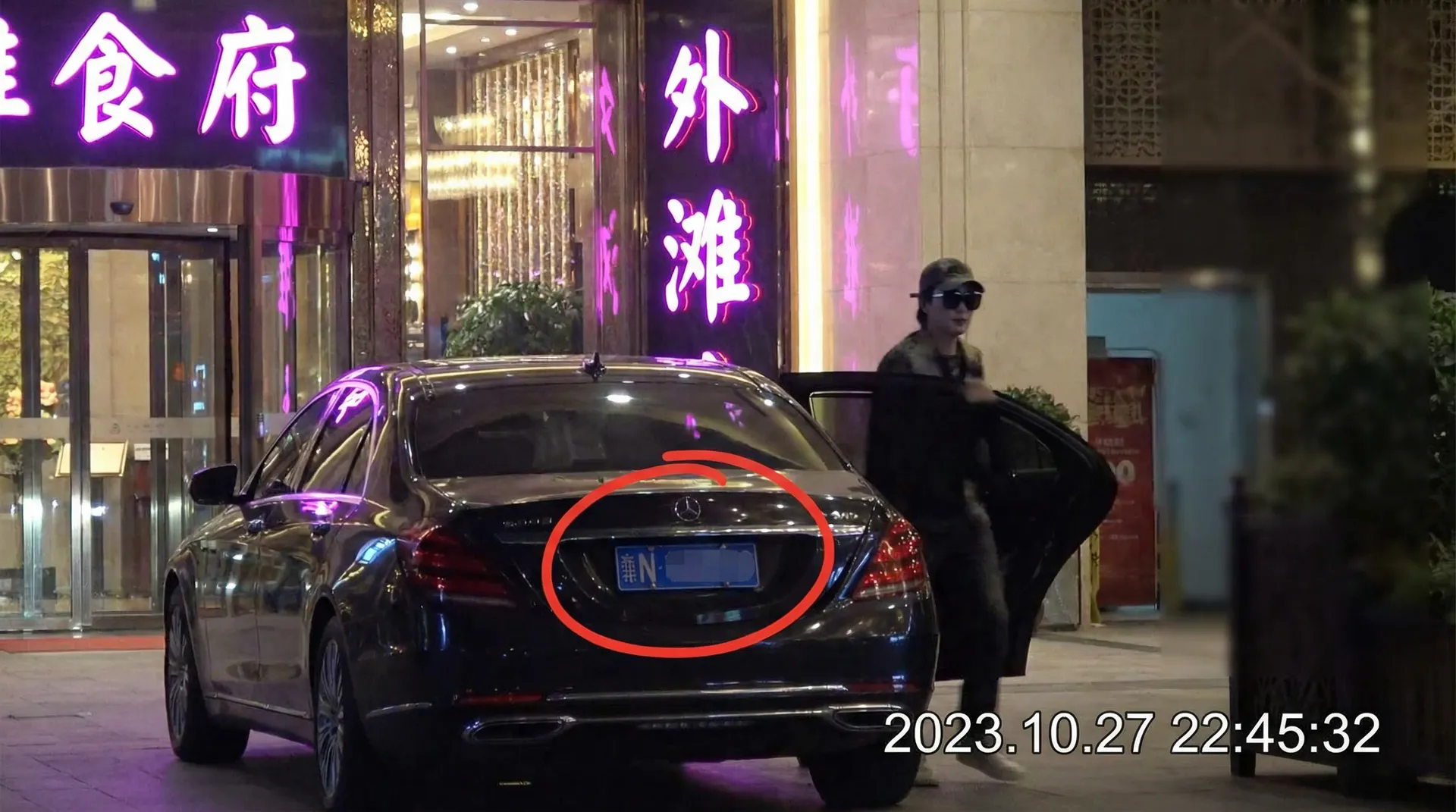 雅博体育官网 - 豪车餐厅外偷拍